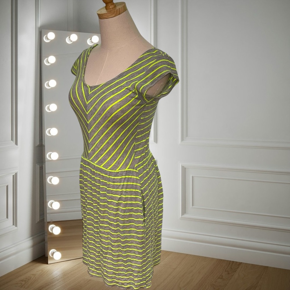 Mimi Chica Chevron Stripe Bodycon Dress - Size M - Picture 2 of 7
